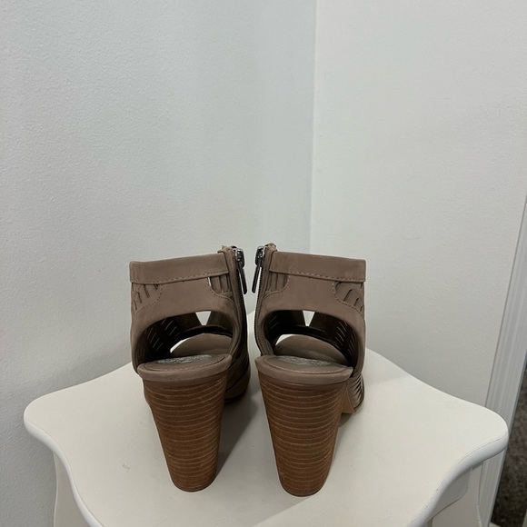 Vince Camuto Women's Tan Peep-Toe Heeled Sandals - Picture 3 of 9